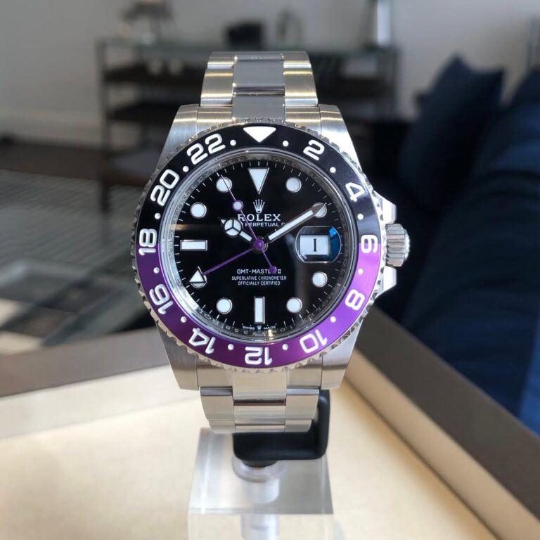 A modern GMT with a rare color story—crafted for collectors who don’t follow trends. Dual time,